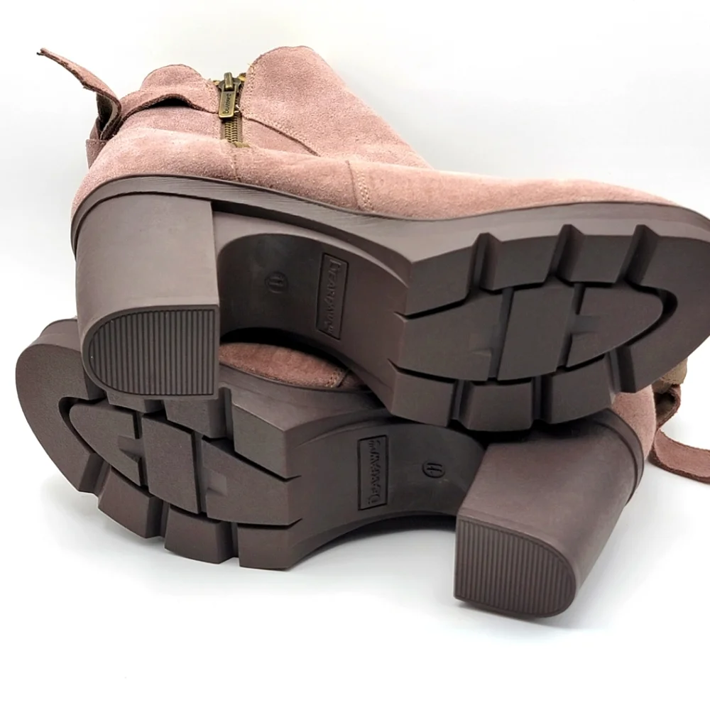 BearPaw features women